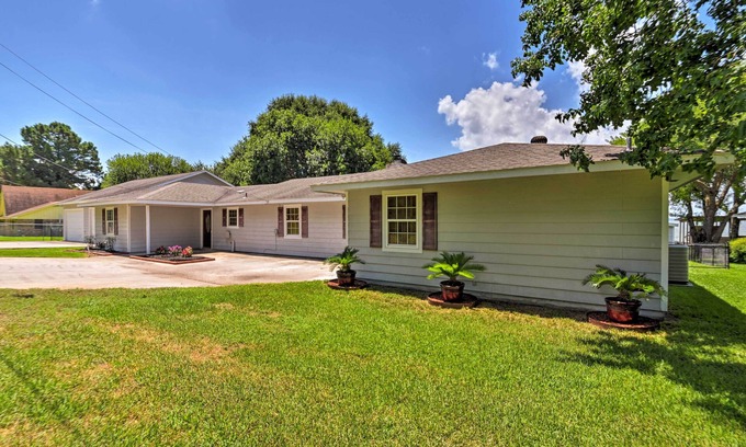 West Livingston House | Lakefront Livingston Home w/Dock, 1 Mi to Launch!