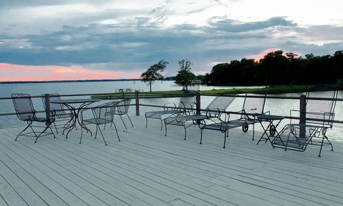 Carolyn Estates House | Lakefront lodging that your family will love