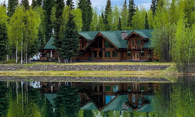 North Pole Cabin | Lakefront Luxury Log Home With Spa & Aurora Views