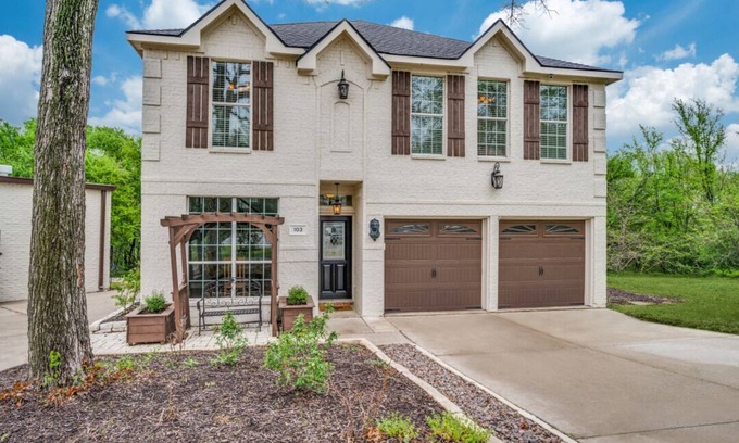 Little Elm House | Lakefront Oasis: Public Beach, Fishing Cove &Views