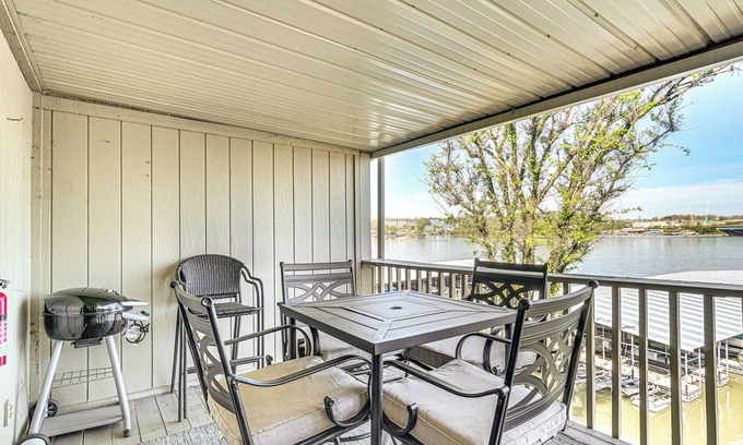 Osage Beach Condo | Lakefront Osage Beach Condo w/Balcony & Pool