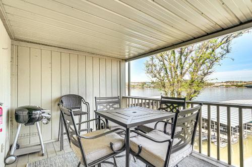 Osage Beach Apartment | Lakefront Osage Beach Condo with Balcony and Pool