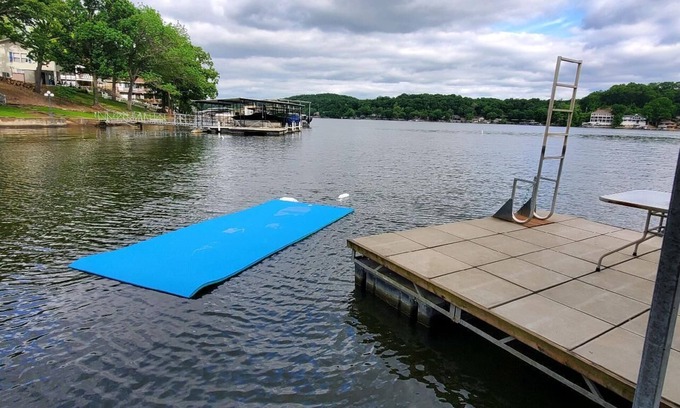 Roach House | LAKEFRONT PADDLEBOARD KAYAK WATERMAT SWIMMING FIREPIT GRILLING SUNDECK FISHING