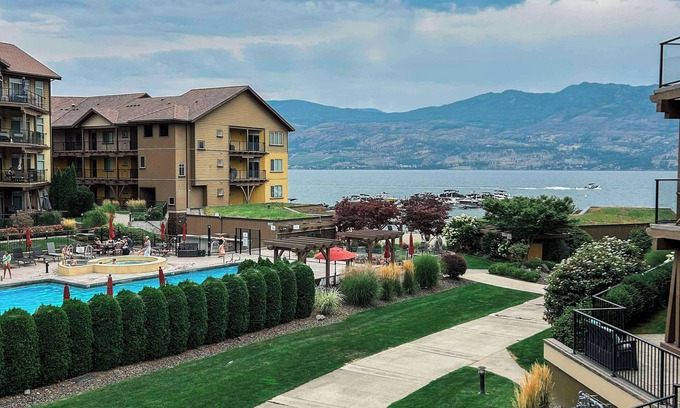 Central Okanagan Condo | *LAKEFRONT + POOL VIEW* 3br/2bath Spacious + Beautiful Condo