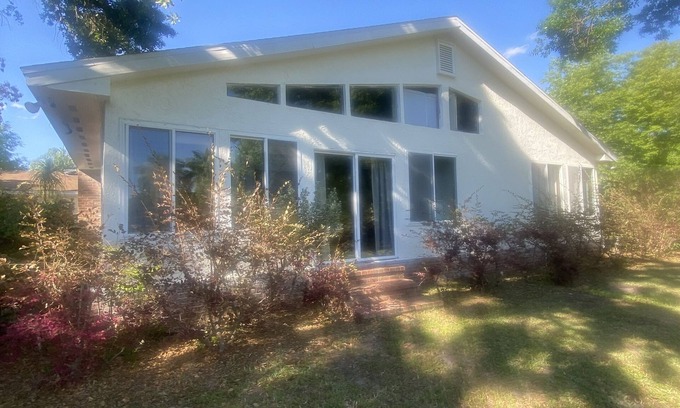 Conway House | Lakefront Private Entry Entire Unit