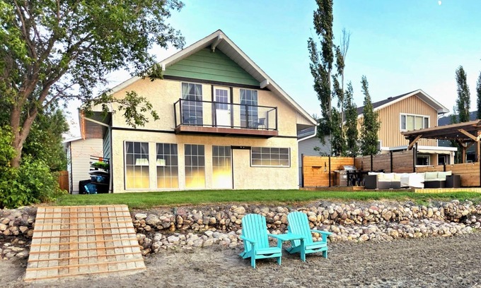 Alberta Beach House | Lakefront property with a stunning view and a private access to the lake!