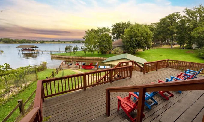 Enchanted Oaks House | Lakefront Retreat/Sleep 15n Starlink Internet and 2 kayaks with reservations nn