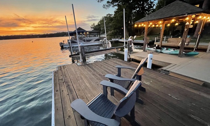Dadeville House | Lakefront Townhome with Stunning Sunsets – StillWaters on Lake Martin