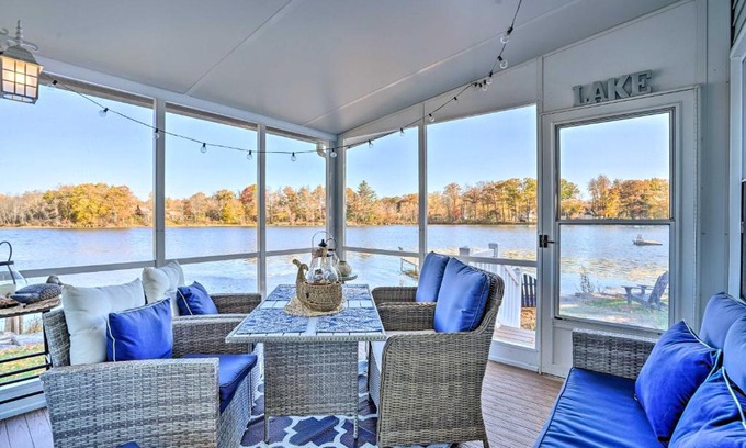 Tully House | Lakefront Tully Cottage with Screened Porch!