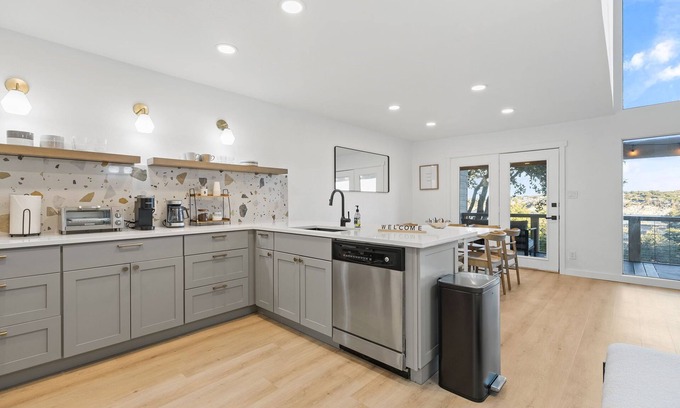 Point Venture House | Lakefront Views and Sunsets