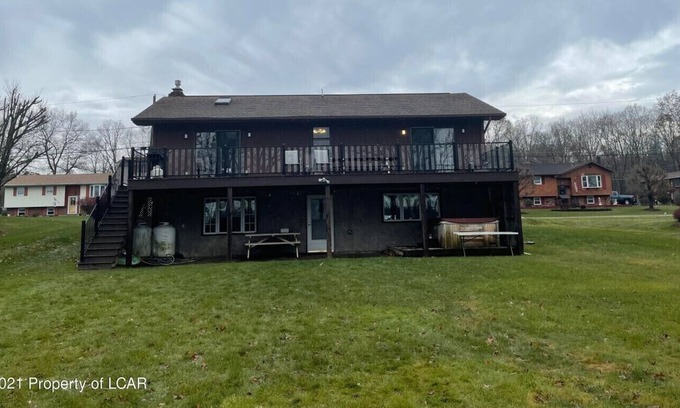 White Haven Cabin | LAKEFRONT w/ HOT TUB/ GAME ROOM/ FIREPIT/ 5 MIN TO SKI/ sleeps 12 / Pet Friendly