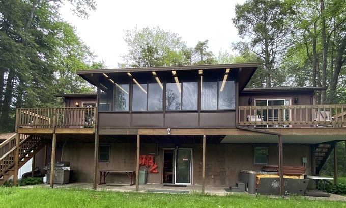 White Haven Ski Chalet | LAKEFRONT w/ HOT TUB, FIRE PIT, 5 MIN TO SKI / Sleeps 22/ Pet Friendly
