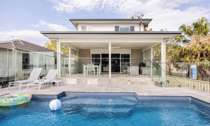 Lake Macquarie City Council House | Lakefront with Pool Sleeps 12