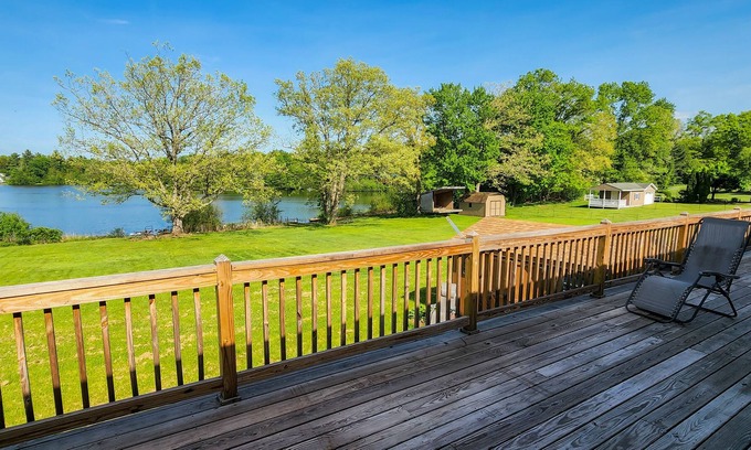 White Haven Cabin | LAKEFRONTw/HOTTUB/FIREPIT,5 min to Ski, GameRoom, KIDS PLAY AREA/Sleeps12/PetsOK