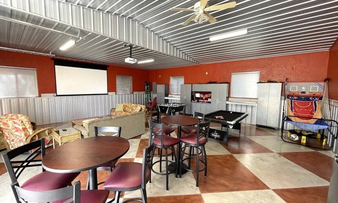 Highland House | Lakehouse on Lake Francis with Huge Game Room next to Boat Ramp