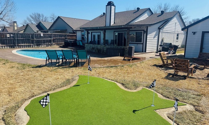 The Colony House | LakeHouse, Private Pool, Hot Tub/Spa, Putting Green, LakeView, Firepit and more!
