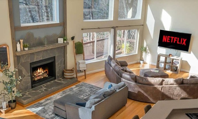 Lynn House | Lakeshore Retreat with Lake Lanier views & hot tub
