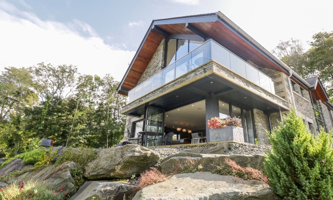 Windermere Cottage | LAKESIDE AT LOUPER WEIR, family friendly in Bowness-On-Windermere