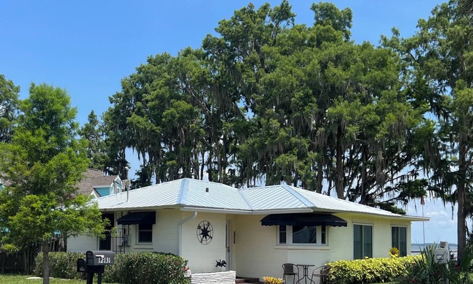 Plymouth House | LAKESIDE BREEZE on Lake Eustis Harris Chain of Lakes Central Florida