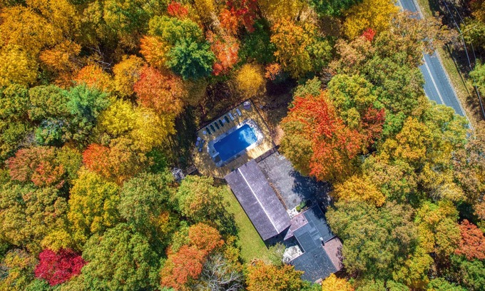 Lakeville House | Lakeside Home Hot Tub + Heated Pool on Private 5 Acres