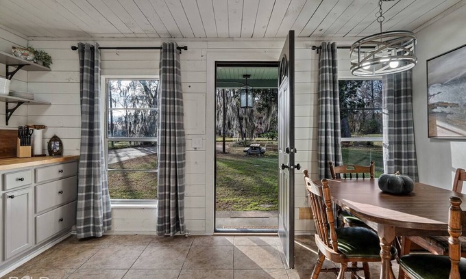 Uncertain Cabin | Lakeside Landing- Lakefront w/Canoe & Porch, Caddo Shores Cabins, Uncertain, Texas