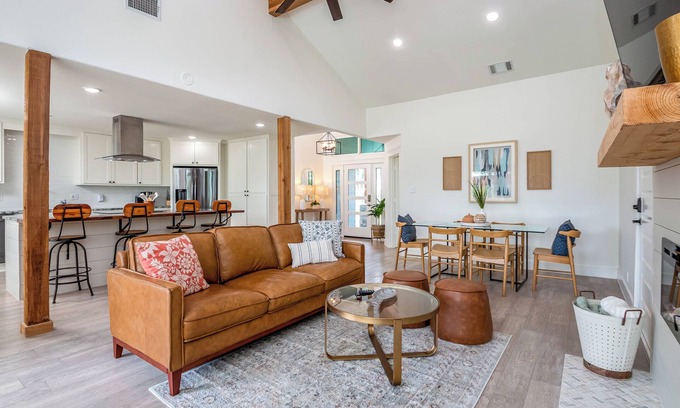 Denison House | Lakeside Retreat – 6BR, Huge Backyard, Private Sandy Beach Access!