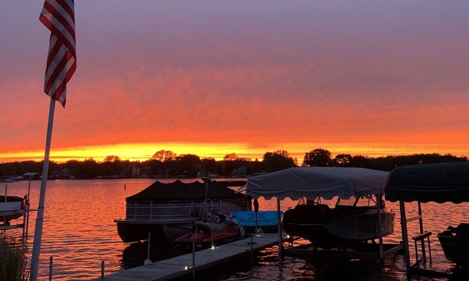 Pewaukee House | Lakeside Retreat - Newly Remodeled 3 Bdrm+ Loft House on Beautiful Pewaukee Lake