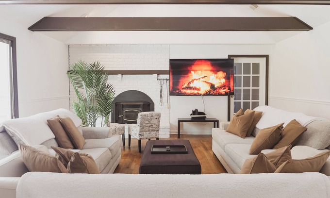 Bridgewater House | Lakeside/Sleeps20/HotTub/GameRoom/2Acres/Firepit