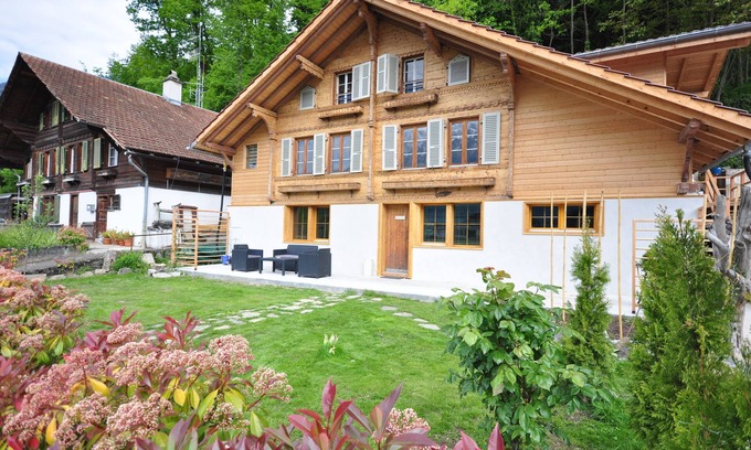 Ringgenberg Apartment | Lakeview Family Apartment. Sleeps 8, Ringgenberg-Lake Brienz, 4km to Interlaken