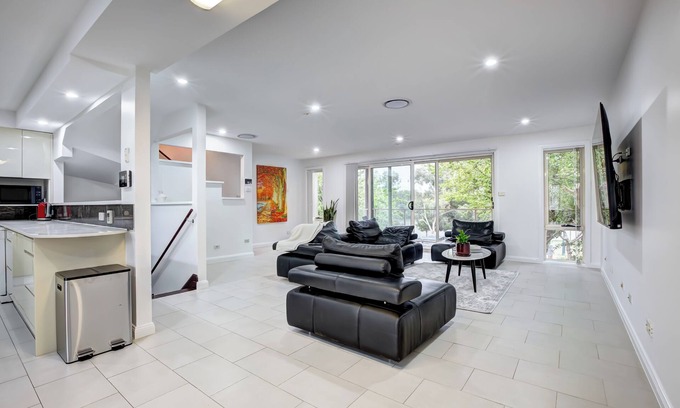 Amaroo House | LAKEVIEW FAMILY ESCAPE. BIG TWO STOREY HOUSE FACING THE LAKE AND PARK. CARPARK.