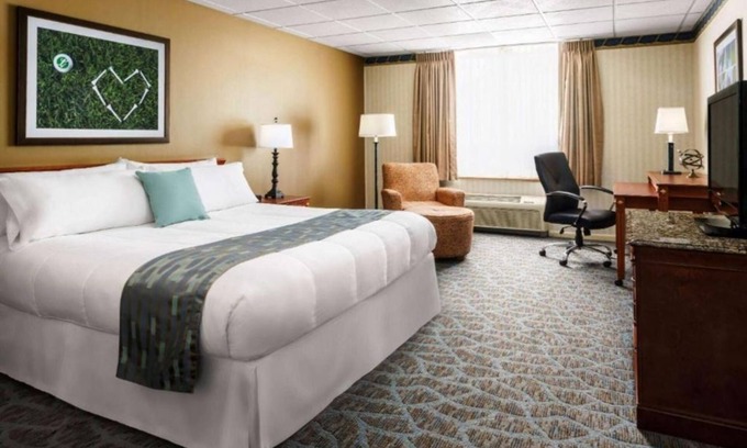 Cheat Lake Apartment | Lakeview Golf Resort Hotel Studio w Indoor Pool & Spa Sauna