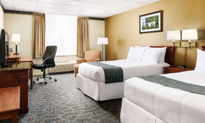 Cheat Lake Hotel | Lakeview Golf Resort Hotel Elegant 1BR Suite