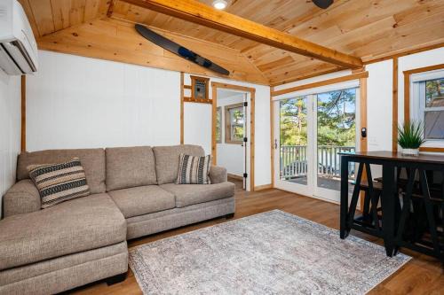 Mayfield House | Lakeview King Suite-Arbutus-Boat Docks