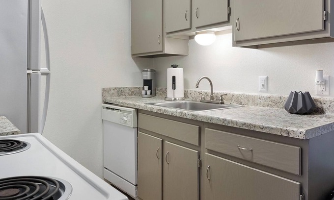South Tulsa Apartment | Landing at Echo Trail Apartments - 1 Bedroom in.