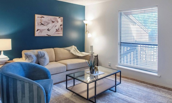 South Tulsa Apartment | Landing at Echo Trail Apartments - 2 Bedrooms i.