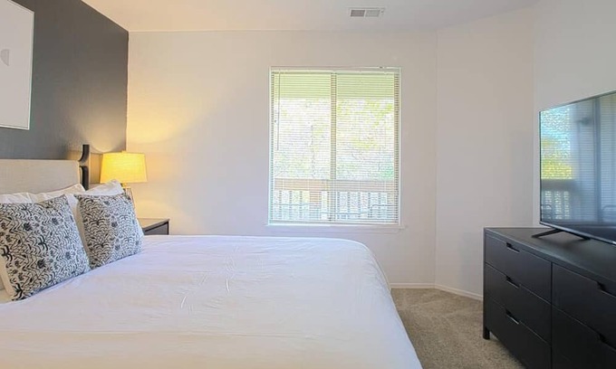 Clarkston Apartment | Landing at Hidden Lakes - 2 Bedrooms in Independence Charter Township