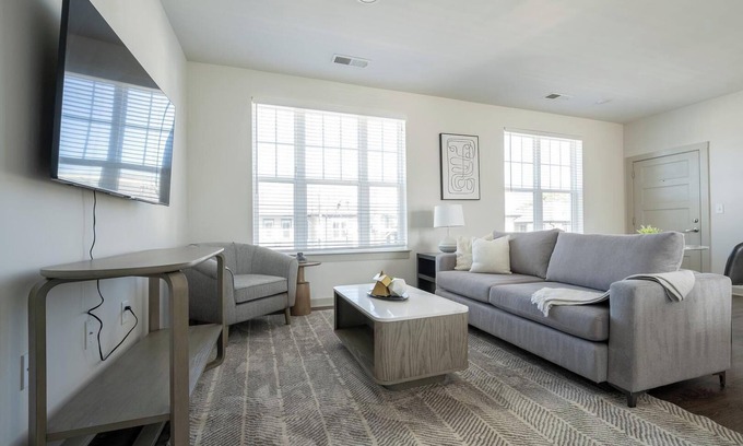 Charlotte Apartment | Landing at Pine 25 North End - 1 Bedroom in Try.