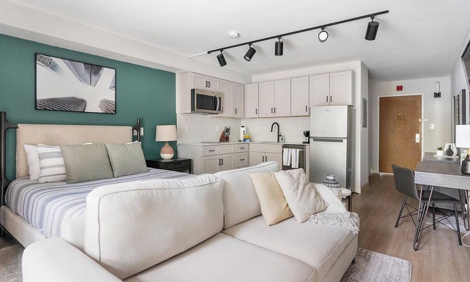 Northeast Raleigh Apartment | Landing at The Harrison - Studio in Northeast R.