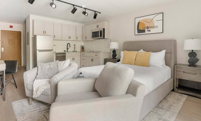 Northeast Raleigh Apartment | Landing at The Harrison - Studio in Northeast R.