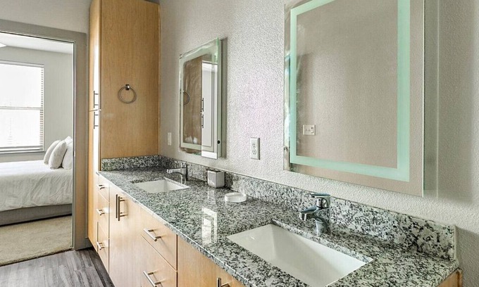 Houston Heights Apartment | Landing at The Standard in the Heights - 2 Bedrooms in Northside
