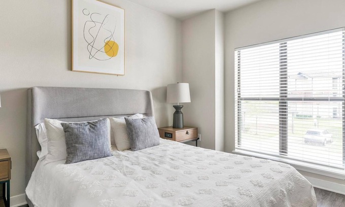 Katy Apartment | Landing | Beautiful 1BD, Courtyard, Gym