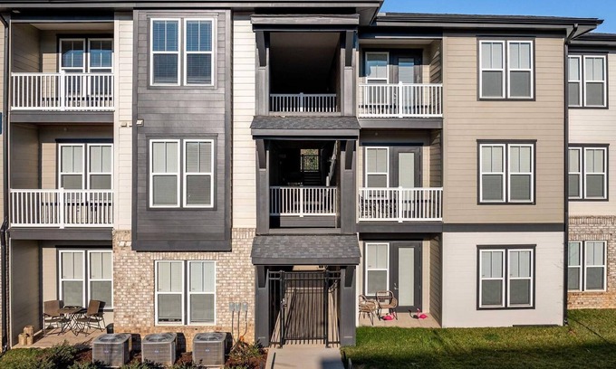 Charlotte Apartment | Landing | Chic 1BD, Clubhouse, Gym