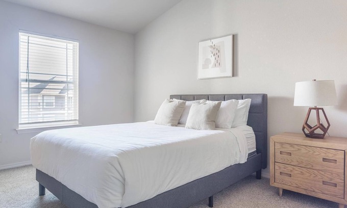 Broken Arrow Apartment | Landing | Modern 1BD, Courtyard, Gym