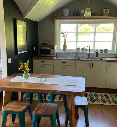 Kungalv O Apartment | Lantlig fristående lägenhet