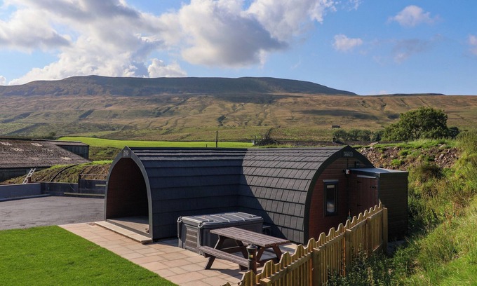 Yockenthwaite Cottage | LAPWING, pet friendly, with hot tub in Ingleton
