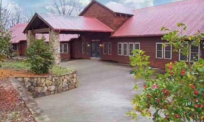 Pine Mountain Valley House | Lara’s Château @ the Radio House, Sleeps 30. Amazing view and awaits you!