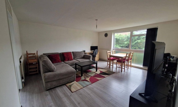 Purley Apartment | Large 1 bed flat in Purley, close to train station