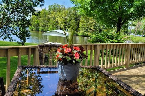 Paw Paw House | Large 1 BR Cottage, KING BED on the Lake