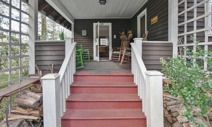 Montreat House | Large 100-year-old family cottage, claw-foot bathtub & lots of deck and porch!
