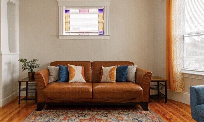Union HIll Apartment | Large 3BR APT w/enclosed front porch Close to Polar Park, palladium, WPI, DCU